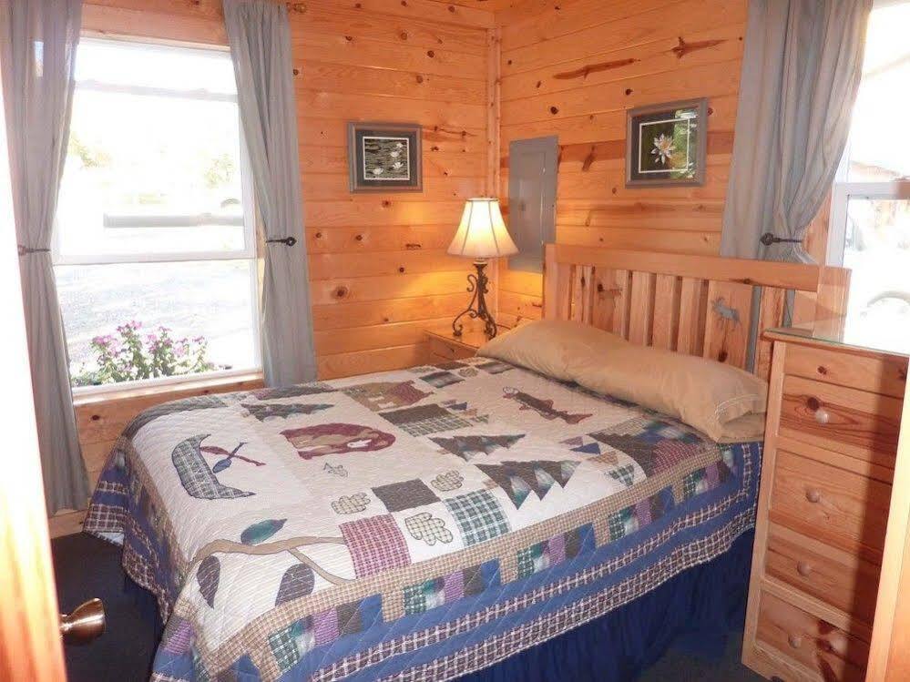 Moose Track Adventures Resort Winton 外观 照片